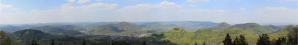Der Pfälzerwald als stark zertaltes Mittelgebirge mit vielfältigen Bergformen und dichter Bewaldung: Panoramablick vom Rehberg(-turm) auf Trifels Richtung Norden