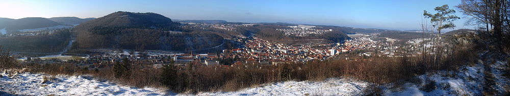 Panorama-Blick über Tailfingen vom Schloßberg nach Westen mit dem Braunhardsberg (969 m ü. NN)