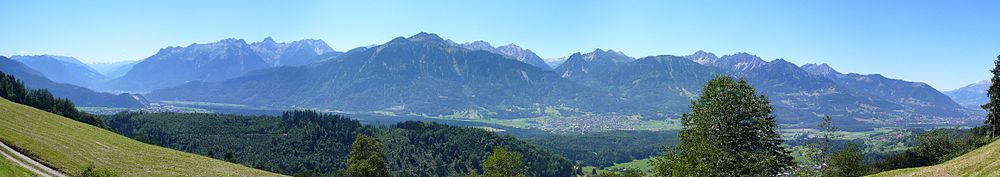 Blick auf der Südterrasse des Walserkamms (Bregenzerwaldgebirge) über den Walgau in Richtung Süden auf die gesamte österreichische Nordflanke des Rhätikon; ganz links der Ansatz des Lechquellengebirges, das Westende der Verwallgruppe und Fernsicht über das Montafon in die zentrale Silvretta; ganz rechts Blick hinaus über das Rheintal in die Appenzeller Alpen.