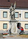 GuentherZ 2011-07-09 0276 Goellersdorf Hauptplatz Statue heiliger Florian.jpg