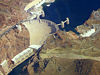 Luftaufnahme des Hoover-Staudamms, dahinter Lake Mead