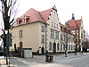Ehemaliges Postamt Radebeul, rechts das Rathaus