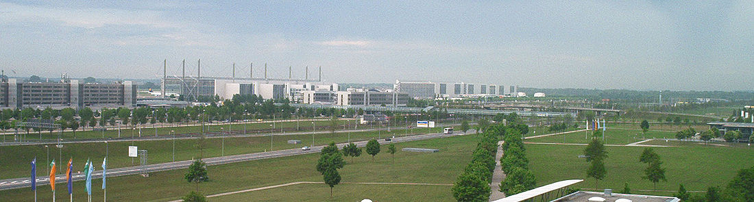 Flughafen München, von links nach rechts: Frachtterminal, Hangar 1 (Lufthansa Technik) mit vorgelagertem Lufthansa Flight Operating Center, Hangar 3 (Air Berlin, Augsburg Airways), Hangar 4 (Lufthansa City Line) und Tanklager