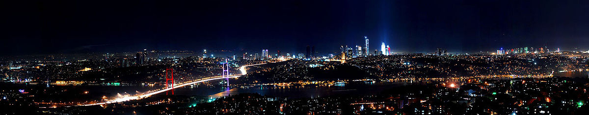 Bosporus-Brücke und Skyline von Istanbul mit den Finanzvierteln Levent (Mitte) und Maslak (ganz rechts), fotografiert vom auf der asiatischen Seite liegenden Çamlıca-Hügel.