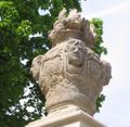 Vasenskulptur auf dem Portal zum Fredersdorfer Herrenhaus