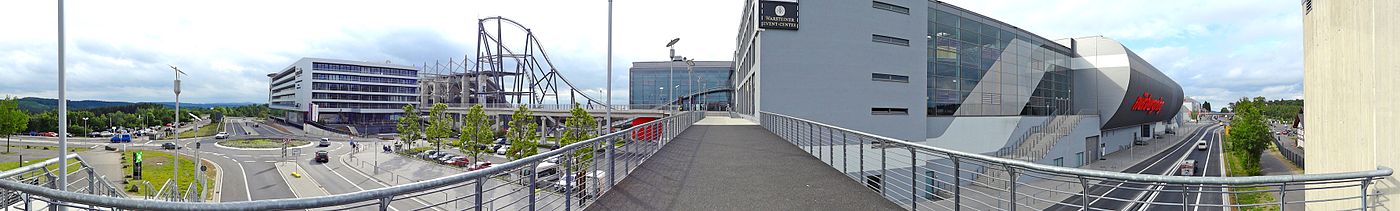 Außenansicht der neuen Gebäude des Projektes Nürburgring 2009mit Lindner-Hotel, ring°racer, Warsteiner Event-Center, ring°arena, ring°boulevard und ring°werk (von links nach rechts)