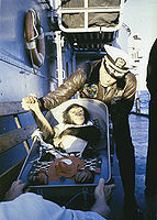 Schimpanse Ham wird auf dem Bergungsschiff begrüßt