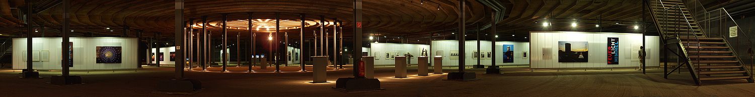 Ausstellungsfläche unterhalb der Gasdruckscheibe während der Ausstellung über die Geschichte des größten Scheibengasbehälters Europas
