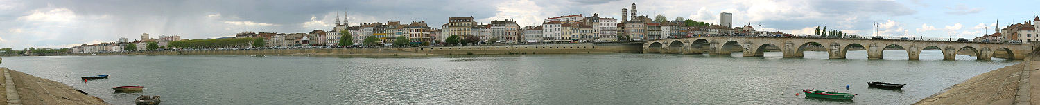 Mâcon von der Saône aus gesehen
