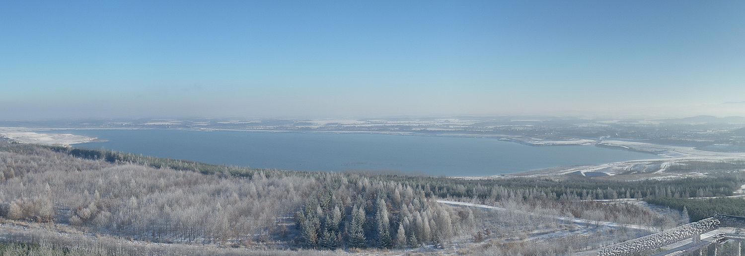 Panoramablick vom Aussichtsturm Neuberzdorfer Höhe auf den Berzdorfer See
