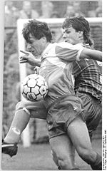 Bundesarchiv Bild 183-1990-0922-021, Pokal, FC Sachsen Leipzig - FC Rot-Weiß Erfurt 0-2.jpg