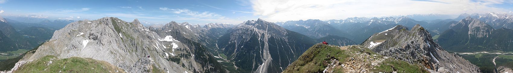 Karwendel: Mittenwalder Höhenweg. 360°-Panorama von der Sulzleklammspitze (2323 m). Von links nach rechts: vorderer Teil des Mittenwalder Höhenweges, Karwendelbachtal, Pleisenspitze (2567 m; Bildmitte), Kirchlspitze (2302 m), Große Arnspitze (2196 m; Gipfel rechts hinten), Wettersteingebirge (Massiv rechts im Hintergrund).- Der Heinrich-Noe-Steig verläuft zu diesem teilweise parallel, weiter unten.