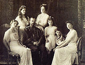Nikolaus II. mit seiner Gattin Alexandra und den fünf gemeinsamen Kindern (1913)