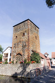 Erhaltener Torturm der Stadener Burg