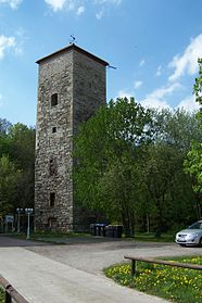 Der Turm der Wasserburg und die Burgruine