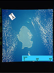 Space Shuttle-Aufnahme der Insel Little Andaman von 1990, mit den beiden kleinen Inseln „The Brothers“ nördlich davon in der Duncan Passage