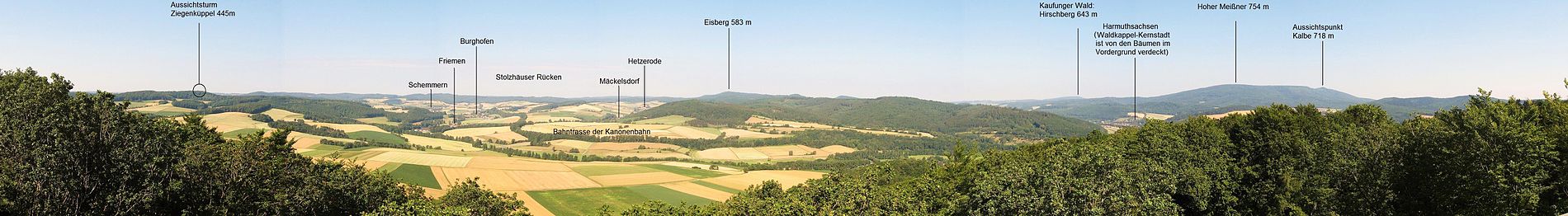 Mäuseberg bei Waldkappel (gehört zum Stadtgebiet): Panoramablick vom stählernen Aussichtsturm in den Schemmerngrund im Stölzinger Gebirge. Der höchste Berg des Stölzinger Gebirges, der 583 m hohe Eisberg ist in der Bildmitte zu sehen.