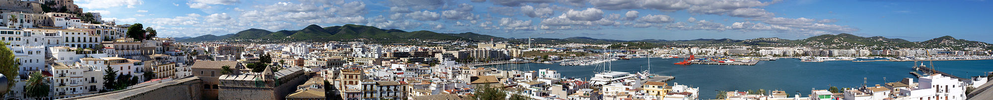 Panoramabild Eivissas: Links die Altstadt Dalt Vila, rechts der Hafen, Blickrichtung West bis Nord-Ost