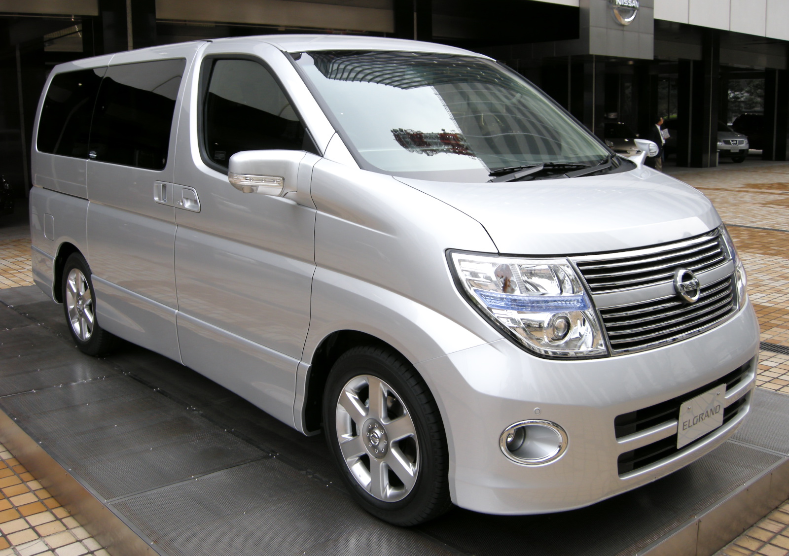 Nissan elgrand highway star vs rider #7