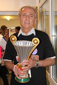 ÖFB-Cupfinale 2009 - Generalmanager Thomas Parits mit Pokal.jpg