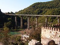 Brücke im Verlauf der E 117 bei Ananuri, zwischen Passanauri und Schinwali („Georgische Heerstraße“)