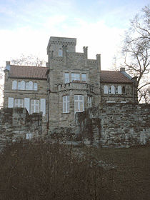 Landhaus Custodis innerhalb der Ruinen der Isenburg
