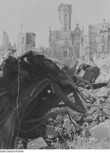 Fotothek df ps 0000002 Dresden. Trümmerfeld gegen die zerstörte Lukaskirche.jpg