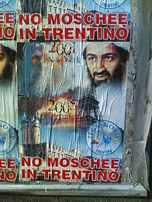 Plakat der Lega Nord gegen einen Moscheebau mit dem Gesicht Osama Bin Ladens, einer Explosion vor dem Eiffelturm und einer Stadtansicht Trients