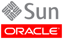 Neues Logo: oben das graue Quadrat aus stilisierten Buchstaben, die aus unterschiedlicher Blickrichtung je vier Mal das Wort „Sun“ ergeben, rechts der serifenlose Schriftzug „Sun“. Darunter das Logo von „Oracle“, weiße breite Buchstaben vor rotem Hintergrund