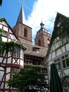 Steinhäuser Hof Blick auf Stiftskirche.jpg