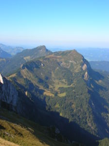 Mittaggüpfi (rechter Gipfel) und Stäfeliflue (linker Gipfel), vorne Oberalp mit ehemaligem Pilatussee
