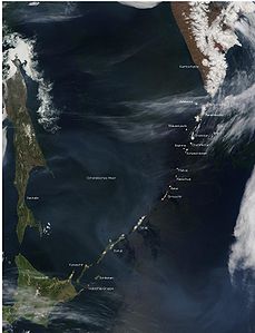 Die Kurilen, Sachalin (links), Hokkaidō (links unten) und Kamtschatka (rechts oben) (NASA-Satellitenfoto)