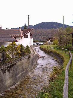 Der Zeiselbach im Ortszentrum von Bad Wiessee