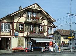 Liebevoll restaurierte Front der Station Aarwagen von 1907