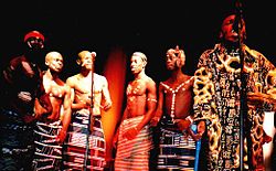 Evince Loba (1. von rechts) mit weiteren Mitgliedern der Gruppe bei einem Auftritt auf der Expo 2000 am 7. August
