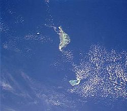 Satellitenbild der Farquhar-Gruppe.Oben im Bild das Providence-Atoll, links daneben die Insel Saint-Pierre, unten das Farquhar-Atoll