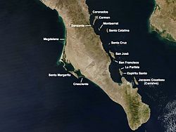 Satelliten-Karte mit den Inseln im Süden des Golfs von KalifornienCoronados ist die nördlichste Insel oben