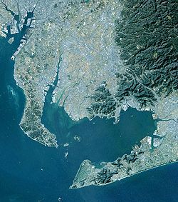 Mikawa-Bucht mit der Chita-Halbinsel (links) und der Atsumi-Halbinsel (rechts)