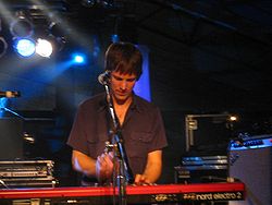 Jonathan Meiburg am E-Piano.