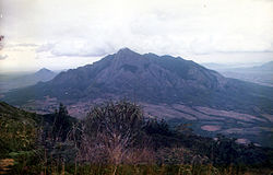 Der Phalombe vom Plateau des südöstlich daneben liegenden Mulanje-Massivs – der Ort Phalombe liegt in diesem Tal. Im Hintergrund links der Berg Machemba mit 1427 m