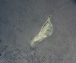 NASA-Bild des Providence-Atolls.Westlich davon ist die kleine Insel Saint-Pierre zu erkennen.