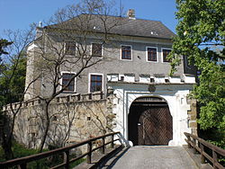Schloss Sachsengang im April 2011
