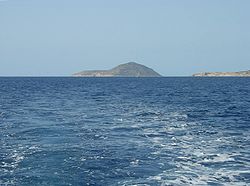 Ansicht der Insel Strongyli vom Meer aus