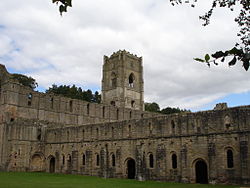 Äußeres der Abtei mit Blick zum Turm