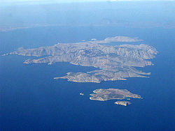 Die Insel Seskli mit Kouloundros und Troubeto; Symi und Nimos in der Bildmitte und die Datça-Halbinsel im Hintergrund