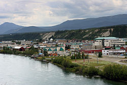 Downtown Whitehorse von der Ostseite des Yukon River