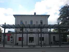 Bahnhofsgebäude und Busbahnhof