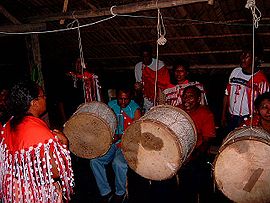 Musikgruppe in Bigi Poika mit Sambura-Trommeln