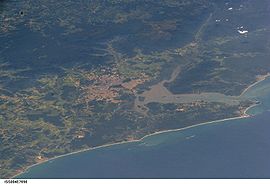 Luftaufnahme von São Francisco do Sul, die Stadt befindet sich in der Mitte der Insel an der Bucht