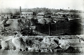 Grube Washington bei Bensberg (um 1880); oben links: Oppenheimschacht, oben Mitte: Zechenhaus, oben rechts: Pferdestall, unten: Aufbereitung